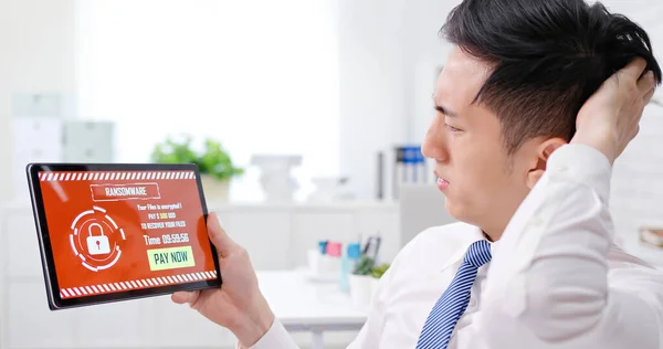 Aasialainen Huolissaan Nuori Liikemies Katselee Tabletti Kanssa Ransomware Hyökkäys Sanoja — kuvapankkivalokuva