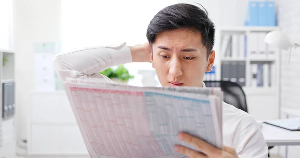 Asiático Joven Hombre Negocios Lectura Periódicos Sorprendido Por Inesperadas Noticias — Foto de Stock
