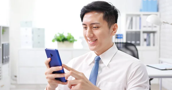 Lächelnder Asiatischer Jungunternehmer Liest Nachrichten Smartphone Büro — Stockfoto