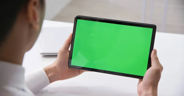 Zpět Pohled Asijského Podnikatele Pohled Zelenou Obrazovku Tablet Kanceláři — Stock fotografie