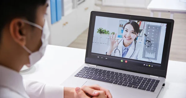 远程医疗概念 亚洲男性商人患者在办公室用笔记本电脑与女医生进行视频通话 — 图库照片