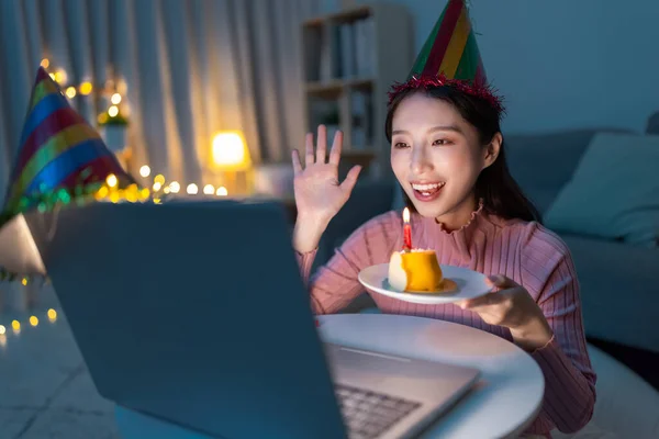 Aziatische Jonge Vrouw Het Dragen Van Verjaardag Hoed Heeft Video — Stockfoto