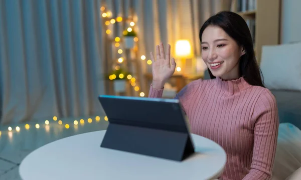 Aasialainen Nuori Nainen Video Chat Kannettavan Tietokoneen Ystävien Kanssa Onnellisesti — kuvapankkivalokuva