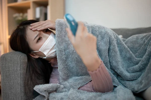 Ziek Aziatische Vrouw Liggend Bank Gebruik Thermometer Krijgt Koorts Woonkamer — Stockfoto