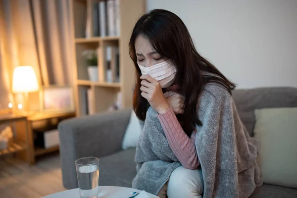 Asyalı Kadın Evdeki Oturma Odasında Hasta Öksürüyor — Stok fotoğraf