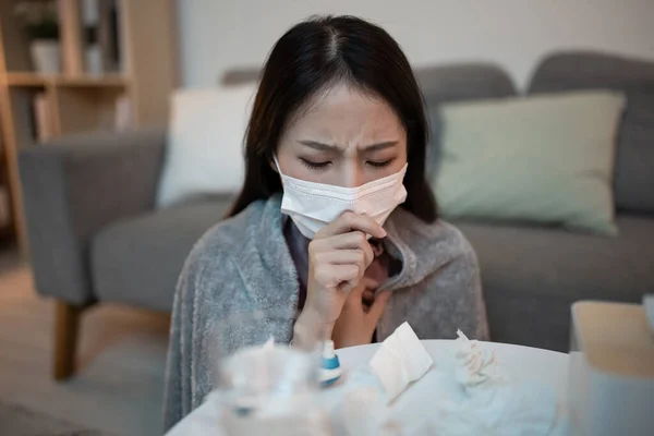 Evdeki Oturma Odasında Hasta Öksüren Asyalı Kadını Kapatın — Stok fotoğraf