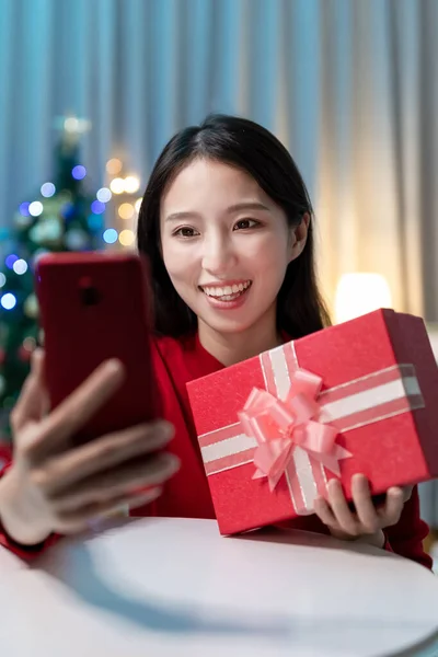 Asiatica Giovane Donna Video Chat Smartphone Mostra Scatola Presente Suo — Foto Stock