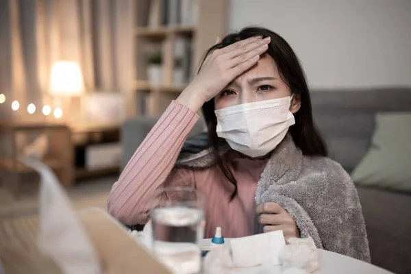 환자가 집에서 자신의 증상에 온라인으로 이야기하고 있습니다 — 스톡 사진