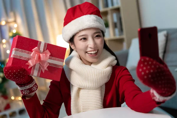 Asyalı Genç Bir Kadın Noel Kıyafetleri Içinde Akıllı Telefonlarda Görüntülü — Stok fotoğraf
