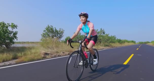 Wanita muda Asia mengendarai sepeda — Stok Video