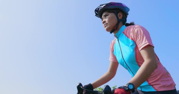 Asiático jovem mulher andar de bicicleta — Vídeo de Stock