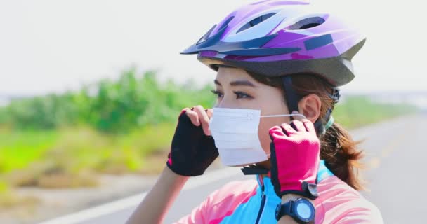 亚洲女骑手戴口罩 — 图库视频影像