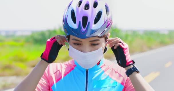 Asiático feminino ciclista desgaste máscara — Vídeo de Stock