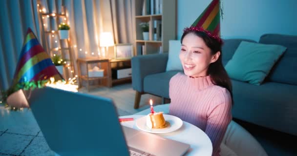 Mulher celebrando aniversário online — Vídeo de Stock