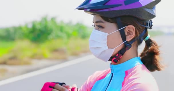 Asiatique femelle cycliste porter masque — Video