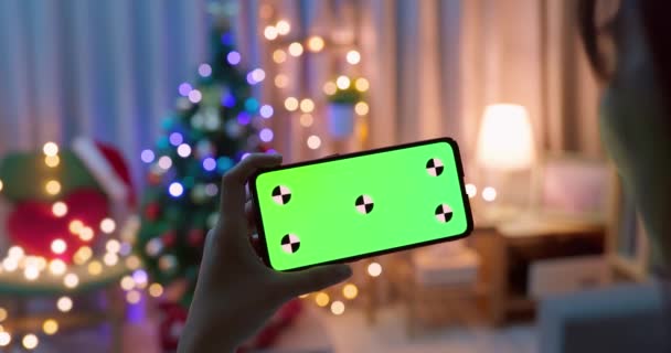 Mujer utilizar el teléfono inteligente pantalla verde — Vídeo de stock