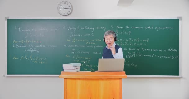 Starszy profesor nauczanie online — Wideo stockowe