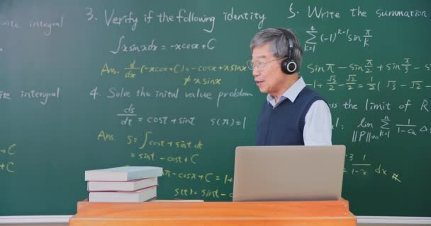 Senior Professor teaching online — Stock video