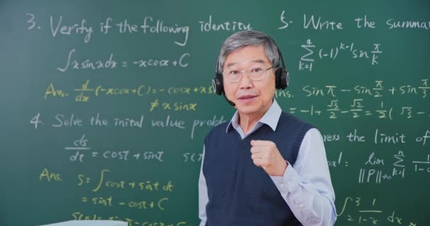 Starszy profesor nauczanie online — Wideo stockowe