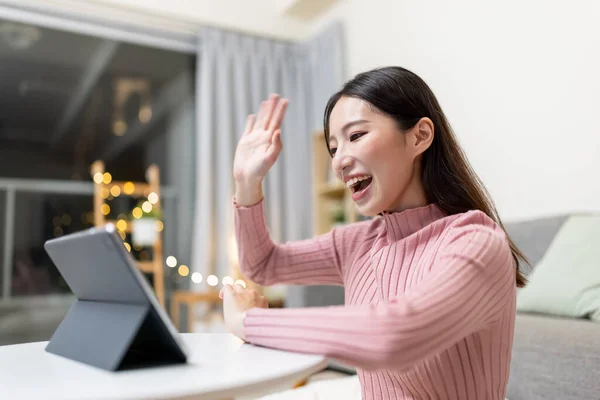 Aasialainen Nuori Nainen Video Chat Digitaalinen Tabletti Ystävän Kanssa Onnellisesti — kuvapankkivalokuva