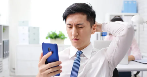 Asiatischer Junger Geschäftsmann Schaut Auf Smartphone Und Ist Schockiert Über — Stockfoto