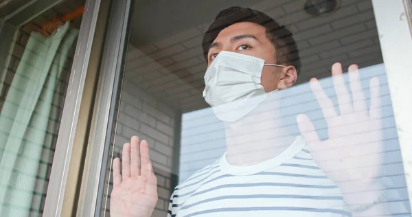 Asiatisk Ung Man Med Ansiktsmask Hålla Isolering Hemma För Självkarantän — Stockfoto