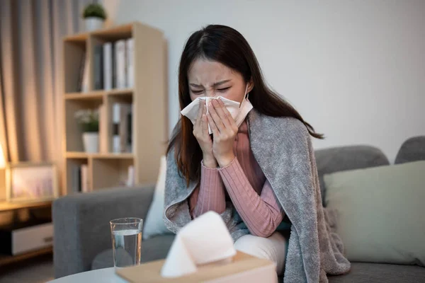 Zieke Aziatische Vrouw Blaast Neus Niezen Weefsel Thuis — Stockfoto