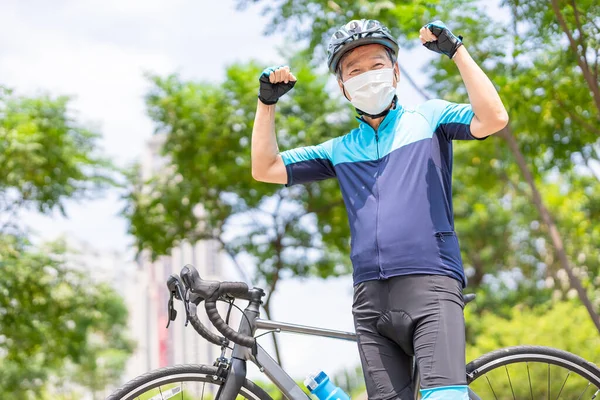 Sorrindo Asiático Ancião Homem Vestindo Capacete Máscara Facial Com Bicicleta — Fotografia de Stock