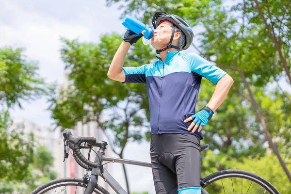 Asiático Mais Velho Homem Está Vestindo Capacete Com Bicicleta Beber — Fotografia de Stock