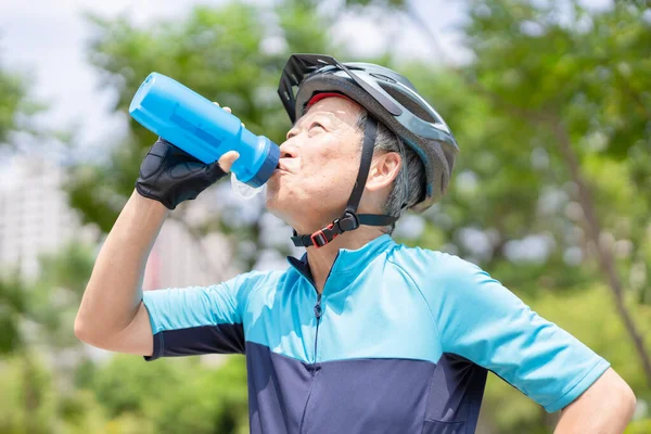 Asiatisk Äldre Man Bär Hjälm Med Cykel Och Dricka Flaska — Stockfoto