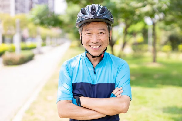 Lächelnder Alter Mann Mit Helm Und Fahrrad Und Blick Dir — Stockfoto