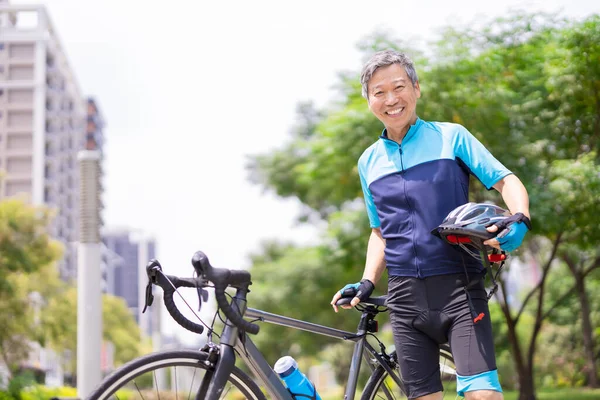 Sorrindo Asiático Velho Homem Com Bicicleta Capacete Olhando Para Você — Fotografia de Stock