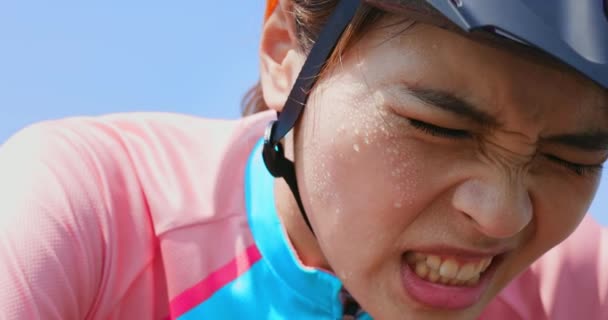 Ασιάτισσα ποδηλάτισσα αισθάνεται κουρασμένη — Αρχείο Βίντεο