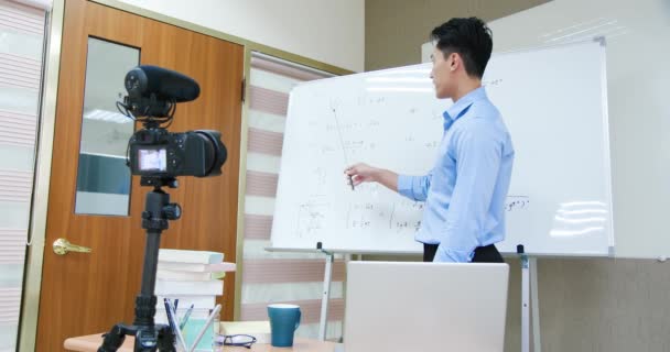 Professor de física masculina ensinar online — Vídeo de Stock