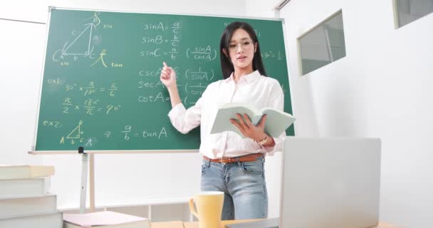 Nauczyciel matematyki kobiet uczyć online — Wideo stockowe