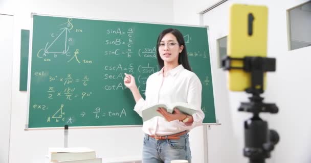 Női matematika tanár online tanít — Stock videók