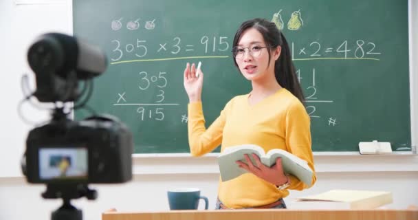 Insegnante di matematica femminile insegnare online — Video Stock