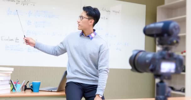 Mužský profesor učit online — Stock video