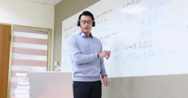 Αρσενικό καθηγητής διδάξει σε απευθείας σύνδεση — Αρχείο Βίντεο