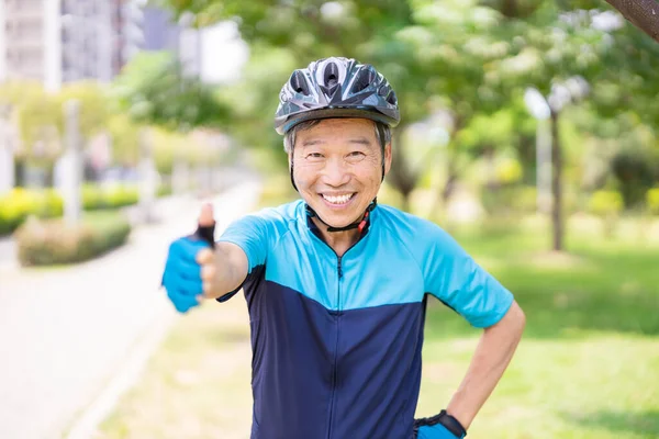 Lächelnder Asiatischer Alter Mann Mit Helm Und Daumenhoch Geste Dir — Stockfoto