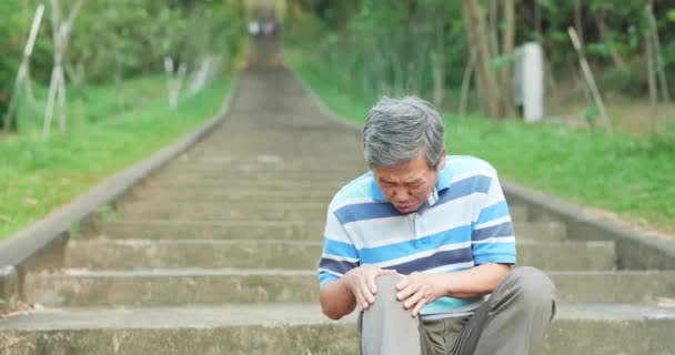 Férfi szenved térd fájdalom — Stock videók