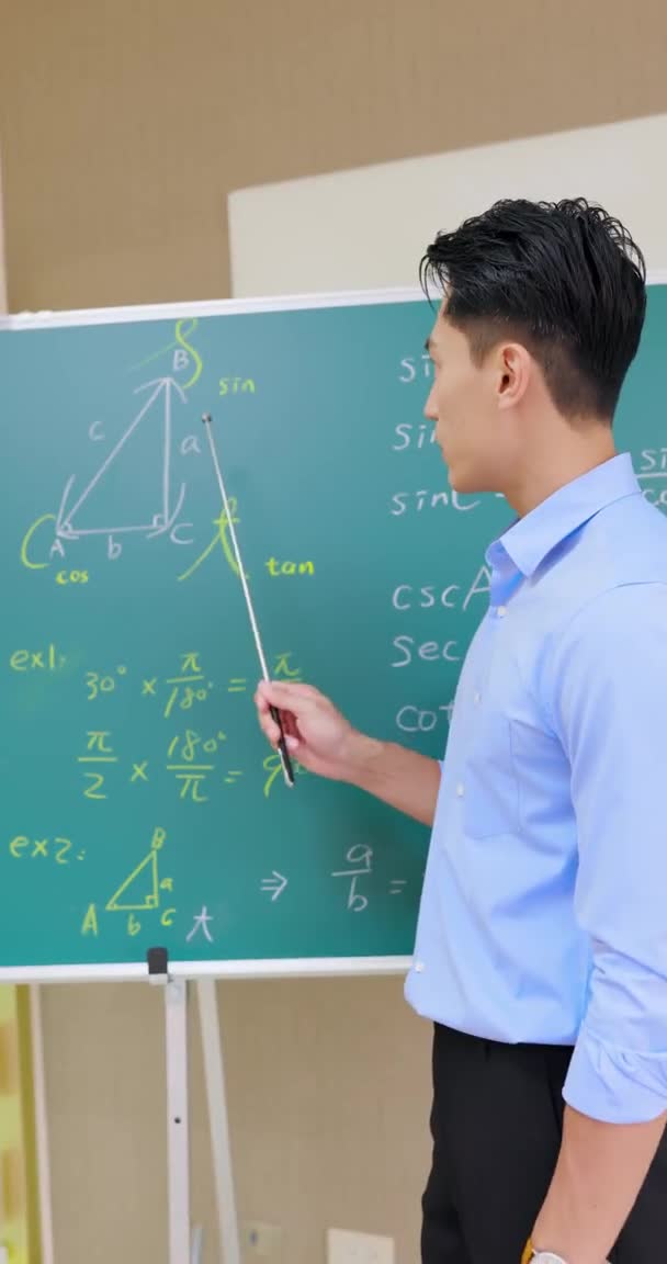 Maschio insegnante di matematica insegnare online — Video Stock