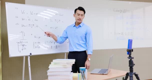 Profesor físico masculino enseñar en línea — Vídeo de stock