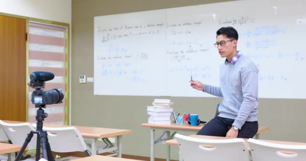Mužský profesor učit online — Stock video