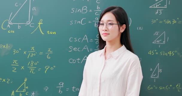 Insegnante di matematica sorridere a voi — Video Stock