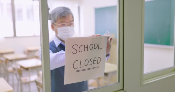 School closed sign on windows — Stock Video