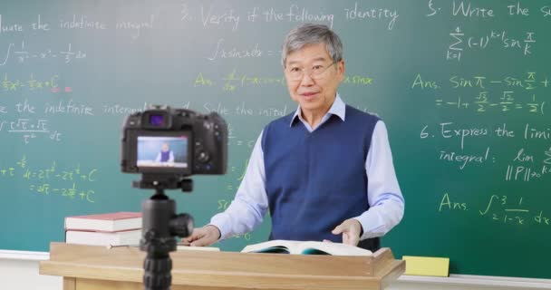 Senior Professor unterrichtet online — Stockvideo