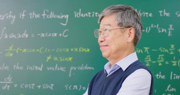 Senior Professor teaching calculus — Stock video