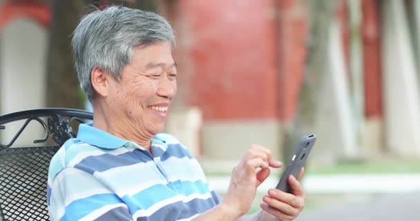 Ηλικιωμένος άντρας χρησιμοποιεί κινητό τηλέφωνο εξωτερική — Αρχείο Βίντεο