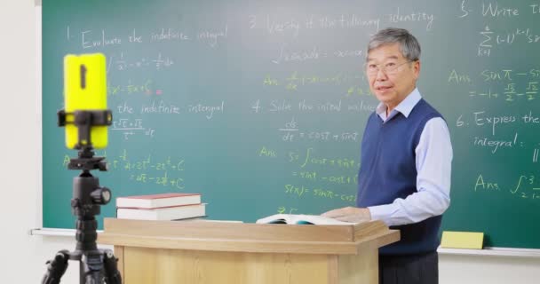 Senior Professor unterrichtet online — Stockvideo